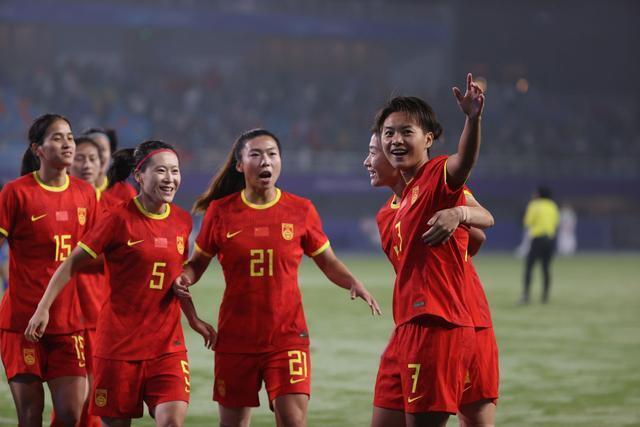 女足vs泰国回放视频直播，熬夜看完比赛，我想跟你聊聊这场球的门道